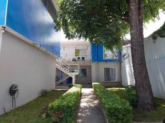 Se alquila espacioso apartamento frente a Hospital metropolitano en Pozos de Santa Ana 24-1126