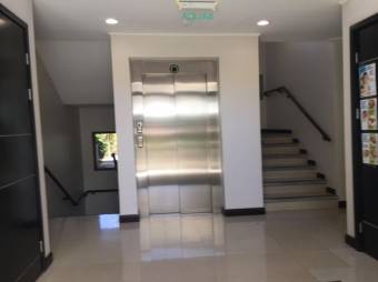 Se vende espacioso apartamento en condominio ubicado en Rio Oro de Santa Ana 23-768