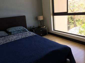 Se vende espacioso apartamento en condominio ubicado en Rio Oro de Santa Ana 23-768