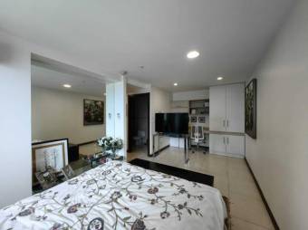 Se vende moderno y espacioso apartamento en condominio de Merced en San José 24-698