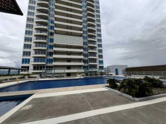 Se vende moderno y espacioso apartamento en condominio de Merced en San José 24-698