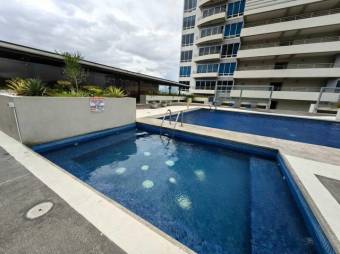 Se vende moderno y espacioso apartamento en condominio de Merced en San José 24-698