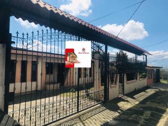 Se vende amplia propiedad con casa y un apartamento en San Pedro de Barva 24-1235