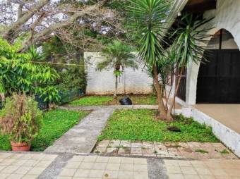 Se alquila espaciosa casa con gran lote y piscina en San Rafael de Escazú 24-1301