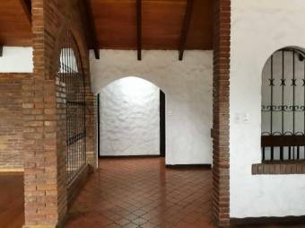Se alquila espaciosa casa con gran lote y piscina en San Rafael de Escazú 24-1301