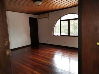 Se alquila espaciosa casa con gran lote y piscina en San Rafael de Escazú 24-1301