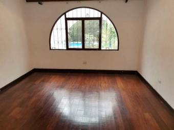 Se alquila espaciosa casa con gran lote y piscina en San Rafael de Escazú 24-1301