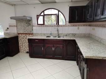 Se alquila espaciosa casa con gran lote y piscina en San Rafael de Escazú 24-1301