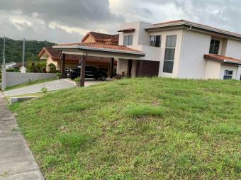 Se vende amplio lote de mas de 500m2 en condominio de Guácima en Alajuela 24-487