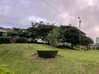 Se vende amplio lote de mas de 500m2 en condominio de Guácima en Alajuela 24-487