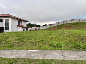 Se vende amplio lote de mas de 500m2 en condominio de Guácima en Alajuela 24-487