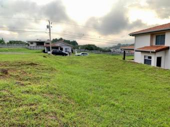 Se vende amplio lote de mas de 500m2 en condominio de Guácima en Alajuela 24-487