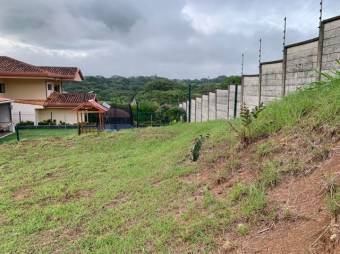 Se vende amplio lote de mas de 500m2 en condominio de Guácima en Alajuela 24-487