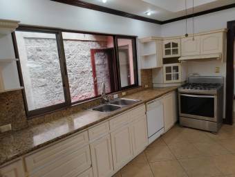 Venta de Casa en Escazú, San José. RAH 25-664