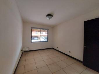 Se vende casa con patio en condominio de Montes de oca 25-1242