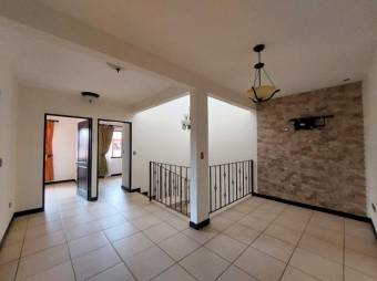 Se vende casa con patio en condominio de Montes de oca 25-1242