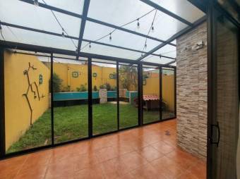 Se vende casa con patio en condominio de Montes de oca 25-1242