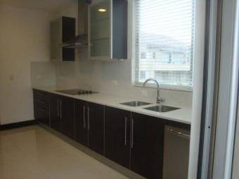 Se alquila moderno apartamento en Santa Ana 23-2600