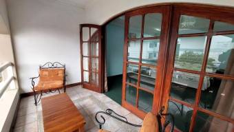 Se vende moderna casa con piscina en Freses Curridabat 25-914