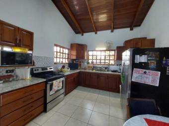 Se vende casa con amplio lote y 2 apartamento en Jesús de Santa Barbara 24-1075