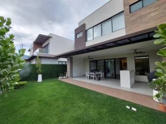 Se vende moderna casa en condominio de Pozos en Santa Ana 25-1243