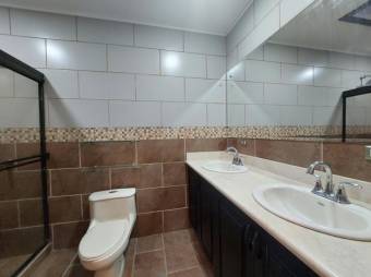 Se vende casa con patio en condominio de Montes de oca 25-1242