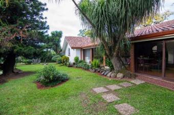 Se alquila lujosa casa con amplio lote en San Rafael Escazú 25-1013