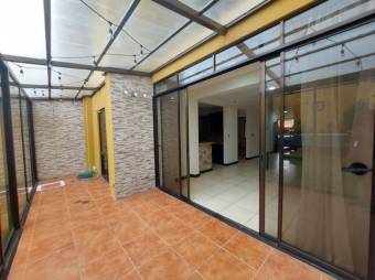 Se vende casa con patio en condominio de Montes de oca 25-1242