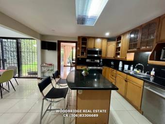 Escazu casa en alquiler en Guachipelin $3.000 /condominio con amenidades