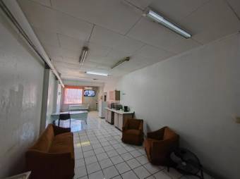 Se vende propiedad con 5 bodegas en Hospital San José 24-1348