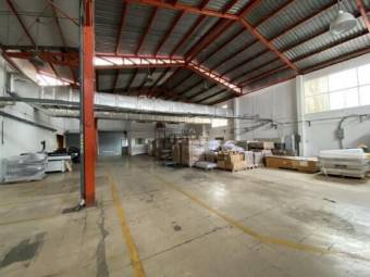 Se vende propiedad con 5 bodegas en Hospital San José 24-1348