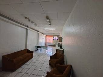 Se vende propiedad con 5 bodegas en Hospital San José 24-1348