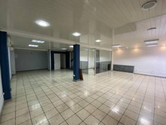 Se vende propiedad con 5 bodegas en Hospital San José 24-1348