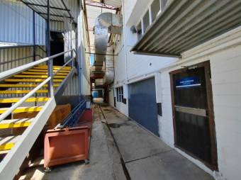 Se vende propiedad con 5 bodegas en Hospital San José 24-1348