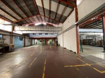 Se vende propiedad con 5 bodegas en Hospital San José 24-1348