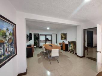 Se vende amplio edificio con uso mixto en Catedral San José 24-1766