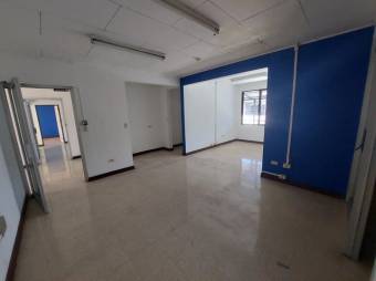 Se vende amplio edificio con uso mixto en Catedral San José 24-1766