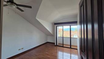 Se alquila moderna casa en condominio de Piedades Santa Ana 25-1362