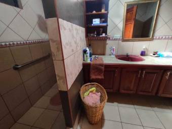 Se vende casa y apartamento en San Antonio Escazú 23-1385