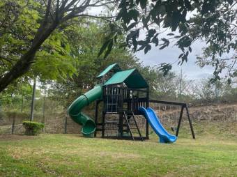 Se vende apartamento en condominio de Brasil Santa Ana 25-606