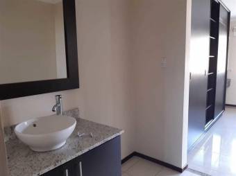 Se vende casa en condominio de Pozos Santa Ana 25-1249