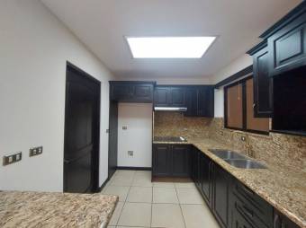 Se vende casa con patio en condominio de Montes de oca 25-1242