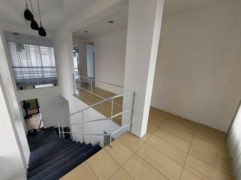 Se vende moderna casa independiente en San Vicente Heredia 25-1354