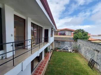 Se vende moderna casa independiente en San Vicente Heredia 25-1354