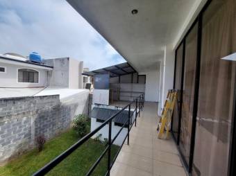 Se vende moderna casa independiente en San Vicente Heredia 25-1354