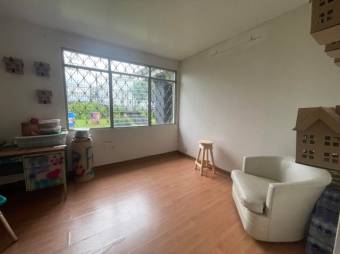 Se vende moderna casa con amplio lote en San Rafael Escazú 25-887