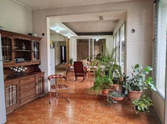 Se vende lujosa casa con piscina en residencial Los Arcos Heredia 25-643