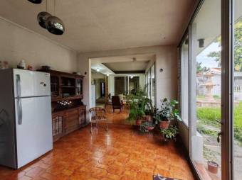 Se vende lujosa casa con piscina en residencial Los Arcos Heredia 25-643