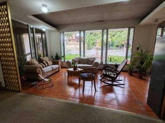 Se vende lujosa casa con piscina en residencial Los Arcos Heredia 25-643