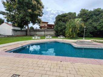 Se vende lujosa casa con piscina en residencial Los Arcos Heredia 25-643